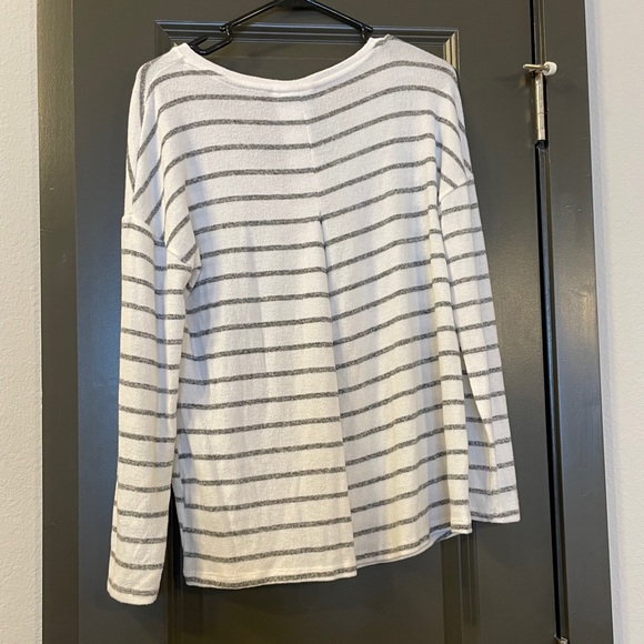 A New Day Gray & White Striped Long Sleeve Medium - Picture 2 of 4